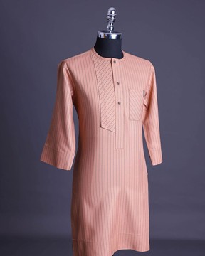 Caftan orange cantaloup avec rayures crayon noires, rabat avant avec boutons Swarovski noirs