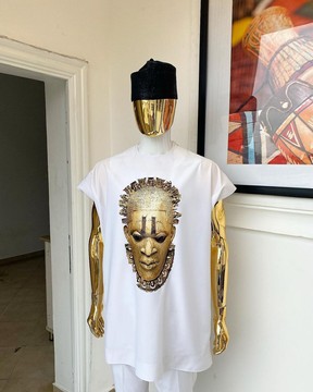 Un «daftan» blanc avec les impressions de la royauté du Bénin et un chapeau Fulani noir