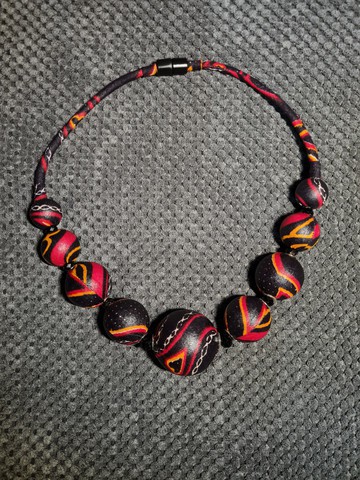 Collier YEMOJA TOGUH NOIR en perles WAX tissu-pagnes