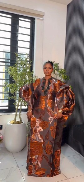 Robe Bubu Mikado à motifs floraux européens – Caftan floral de luxe, robe maxi africaine et tenue élégante pour les grandes occasions