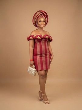 Ensemble de mini-robe tressée en aso-oke rouge cramoisi royal avec auto-gelé