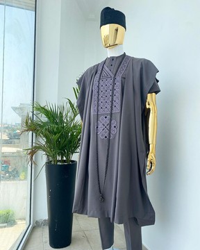 Une Agbada gris sidéral avec des broderies à pois noirs et gris