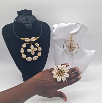 Bijoux tribaux bohèmes faits main, parure de colliers en coquillages cauris, boucles d’oreilles créoles africaines et bague fleur