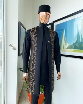 Un caftan à manches longues noir anthracite, une veste kimono à éclaboussures florales dispersées