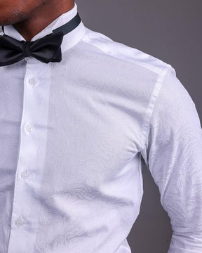 Une chemise de smoking à col italien blanc, à boutons recouverts et à imprimé cachemire connecté