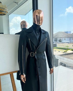 Une veste en cuir "Bikers" noir anthracite, un trench superposé à double boutonnage, une ceinture et un pantalon en cuir.