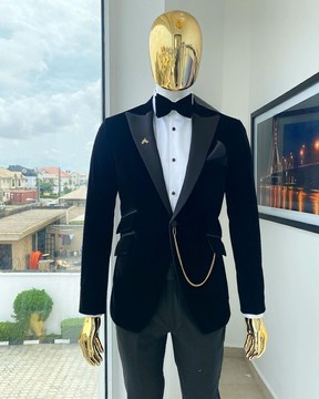 Un costume à revers châle noir anthracite en velours italien imbibé de revers en pointe