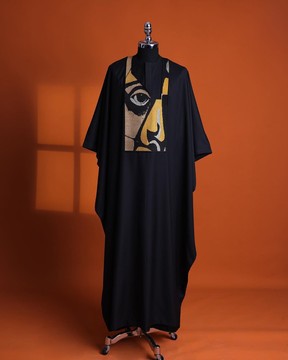 Un noir anthracite, "Oju Aye" sur toile mélange de détails de broderie or et noir agbada