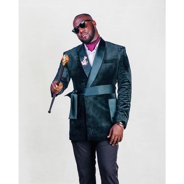 Veste de smoking portefeuille en velours vert avec détails en satin