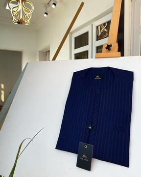 Un caftan sur mesure pour homme à rayures bleues et rouges