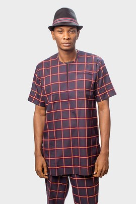Costume africain dans le volet de fenêtre Couleur bleu marine, orange et vin rouge