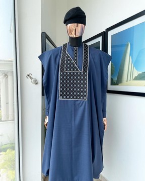 Un motif de broderie carrée bleu marine relié avec détails agbada, buba à manches 3/4 et sokoto
