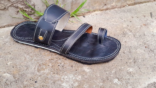 Handcrafted Men’s Black Leather Toe-Loop Sandals – Elegant Casual Slides with Gold Rivet Accent