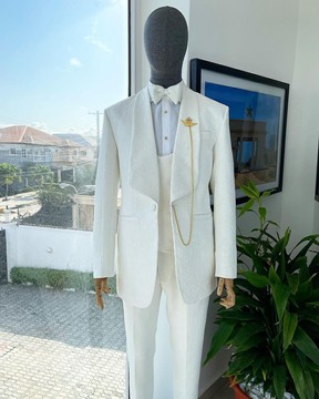 Un costume jacquard fleuri à revers châle blanc ivoire « céleste » rechargé