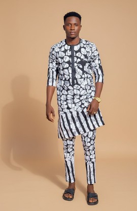 Ensemble deux pièces monochrome pour homme en adire sénégalais, composé d’un caftan et d’un pantalon — mariage/cérémonie