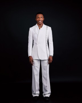 Le costume « Equity » en jacquard blanc ivoire, tombant et avec revers en pointe