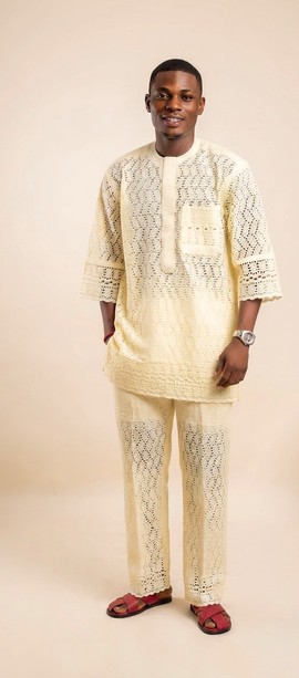 Ensemble de kaftan dashiki pour homme d’inspiration africaine.