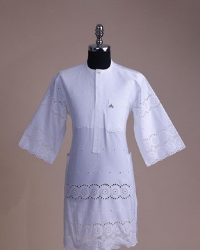 Un blanc brillant, dentelle à motifs suisses, rabat avant avec bouton Swarovski Kaftan.