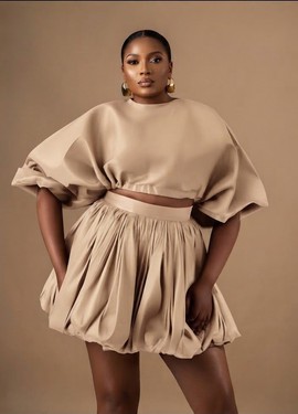 Ensemble chic deux pièces composé d’un crop top et d’une mini-jupe boule volumineuse