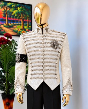 Costume militaire ivoire orné de décorations OKXEEL
