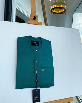 Un vert chasseur, rabat avec détails de boutons Swarovski, caftan africain