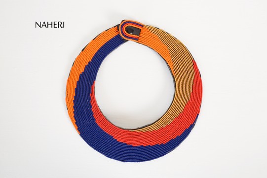 Collier de perles d'inspiration africaine fait à la main