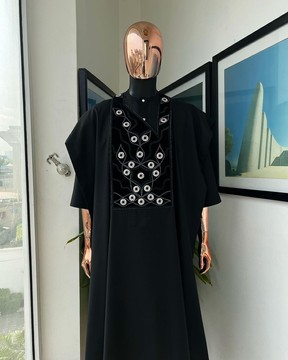 Un noir anthracite, œillet à œillets sur les détails de broderie racine splash agbada