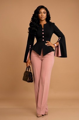 Ensemble deux pièces de luxe composé d’un blazer péplum noir et d’un pantalon rose poudré à jambes larges