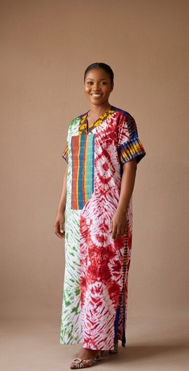 Longue robe kaftan Adire multicolore vibrante avec des touches d’Aso-Oke