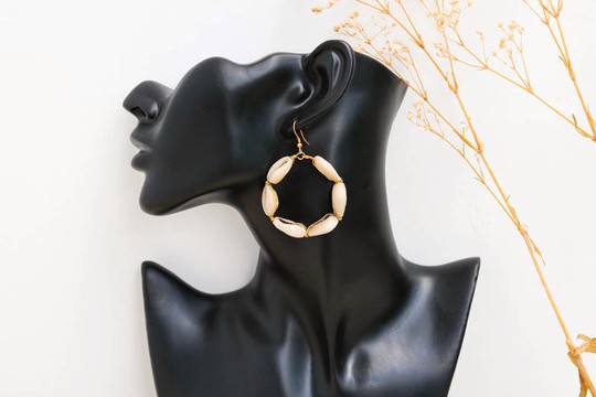Boucles d’oreilles en coquille de cauri africaine, boucles d’oreilles Cowrie, boucles d’oreilles en coquillage de mer, boucles d’oreilles en laiton, cadeau de Noël