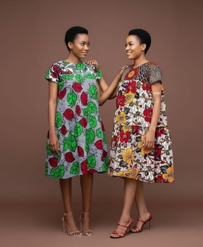 Robe midi en kente à épaules dénudées
