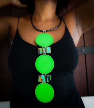 LIMITLESS19-01: LONG ETHNIC GREEN PLUNGE NECKLACE (WITHOUT BO!) WITH LEATHER