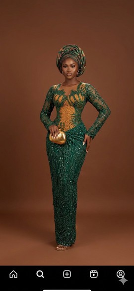 Robe de cérémonie verte et dorée ornée de détails décoratifs