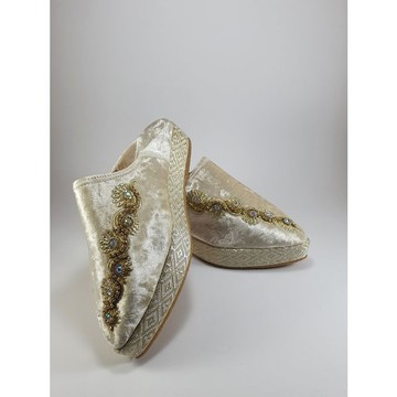 Handcrafted feminine fashion slipper