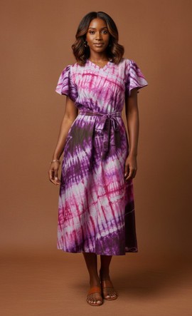 Élégante robe midi violette tie-dye avec ceinture, pour un style chic et décontracté