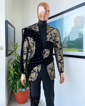 Un costume en jacquard métallisé «Prodigal» noir anthracite et or champagne éclaboussé