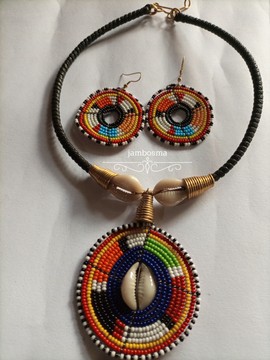 Un ensemble de collier femme, tour de cou Maasai, collier de perles africaines, collier moderne