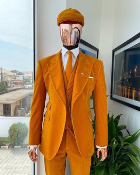 Un costume monochrome rechargé « Peaky Blinders »