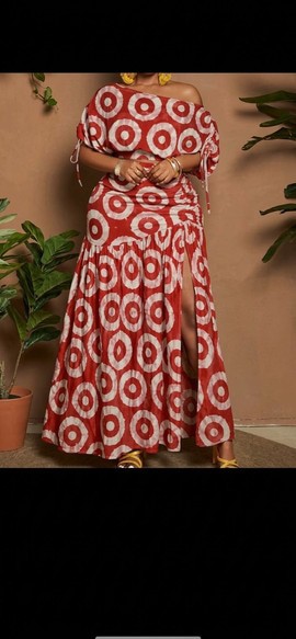 Ensemble assorti tie-dye rouge vif et blanc – Haut court épaules dénudées et jupe longue à fente haute