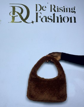 Sac à bandoulière marron en tissu duveteux