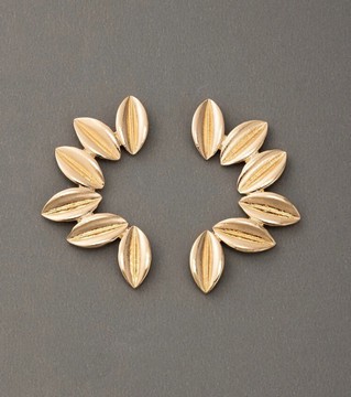 Boucles d'Oreilles Dormeuses Imitation Coquillages – Finition Dorée Élégante