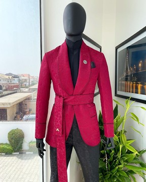 Un costume de smoking « smoking » rouge cramoisi à motif floral et revers châle