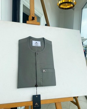 Un rabat avant gris acier détaille le caftan traditionnel africain du sénateur.