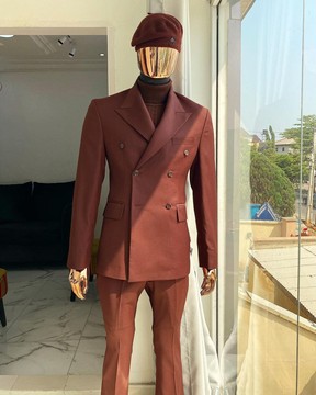 Le costume croisé monochrome marron « chocolat » foncé
