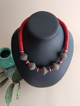 "Terra cotta". Collier en terre cuite du Mali et rondelles de bakélite teintée rouge.