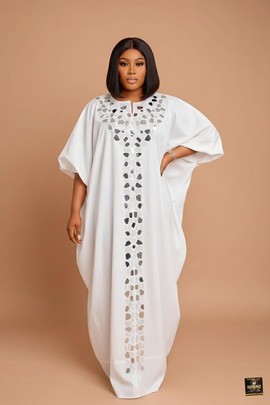 Caftan blanc orné de mosaïques argentées
