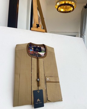 Un mélange de tortilla et brune brune caftan traditionnel de sénateur natif.