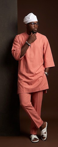 Tenue africaine traditionnelle homme corail pêche – Ensemble 2 pièces avec haut Senator à manches courtes et pantalon