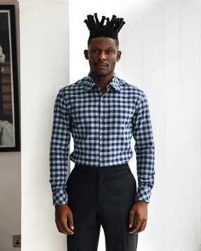 Une chemise business à carreaux gris, bleu marine et bleu à chevrons à col montant et en biais.