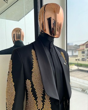 Un costume de smoking "Justin" rechargé, un costume de smoking orné d'embellissements Swarovski dorés